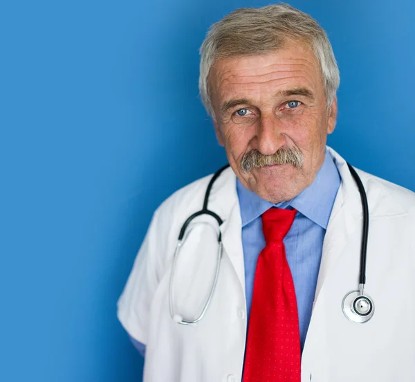 Ritratto di un medico anziano — Foto Stock