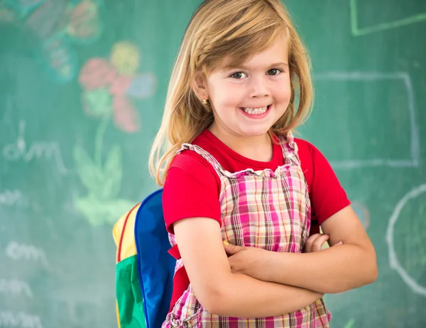 Süße kleine blonde Schulmädchen — Stockfoto