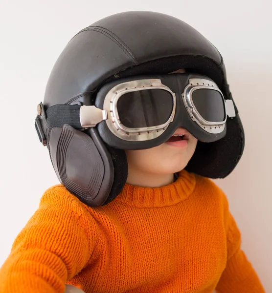 Malé dítě s pilotní klobouk — Stock fotografie