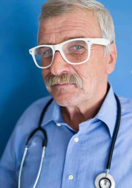 Retrato de un médico senior —  Fotos de Stock