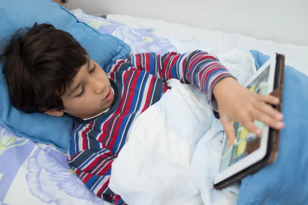 Kid patient in hospital bed with tablet — Stock Photo, Image