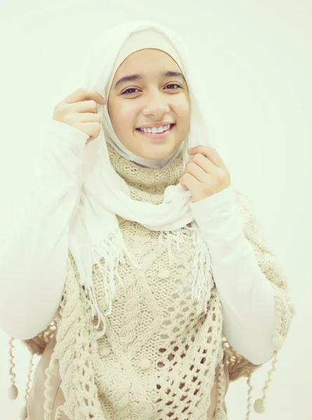 ヒジャーブと美しいアラビアの少女の肖像画 — ストック写真