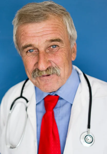 Retrato de um médico sênior — Fotografia de Stock