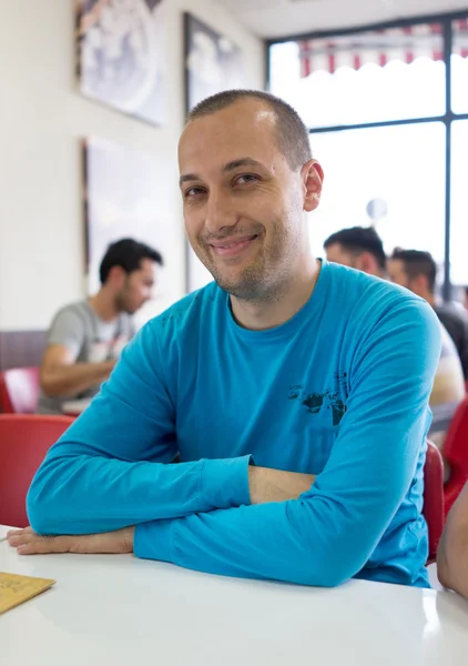 Homem almoçando no restaurante — Fotografia de Stock