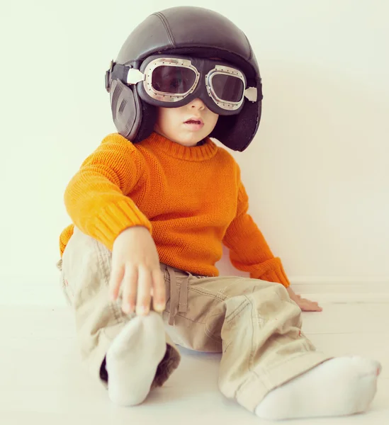 Niño pequeño con sombrero piloto — Foto de Stock