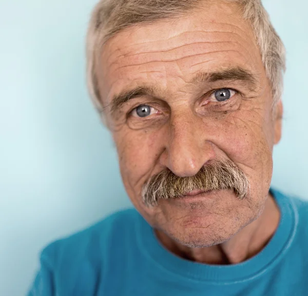 Portret van een volwassen man van lachende en vol vertrouwen — Stockfoto