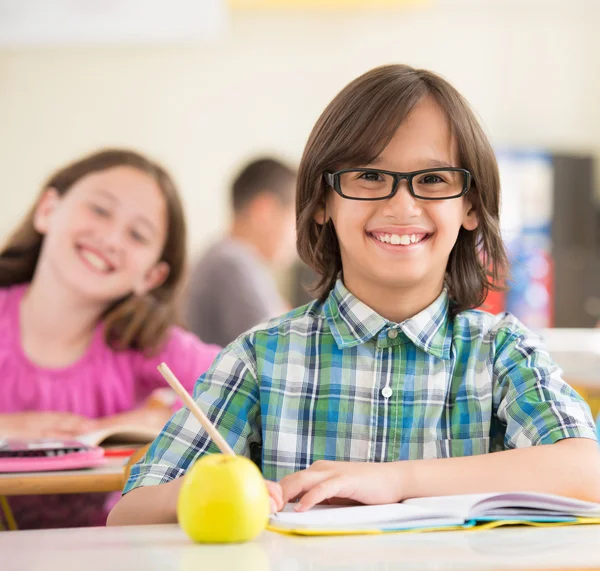 Niños teniendo lección — Foto de Stock