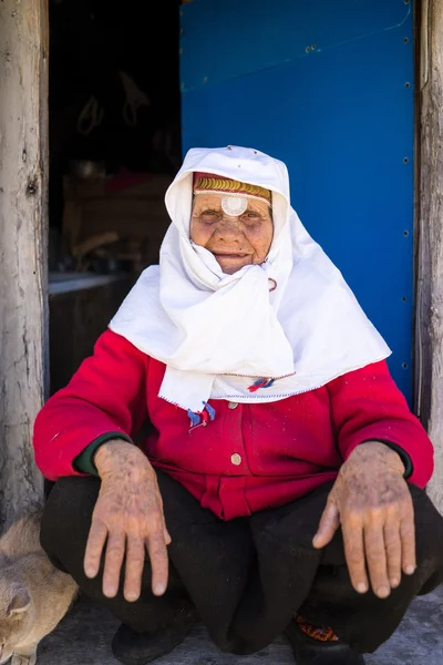 Çok yaşlı kadın geleneksel giysiler içinde — Stok fotoğraf