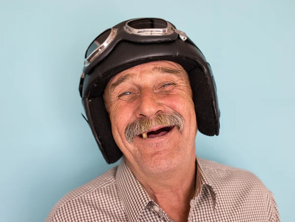 Senior grappige kerel als piloot — Stockfoto