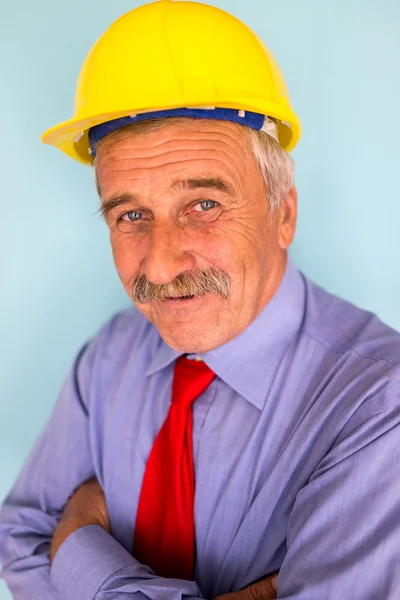 Счастливый улыбающийся старший архитектор — стоковое фото