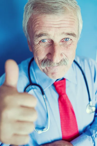 Retrato de um médico sênior — Fotografia de Stock