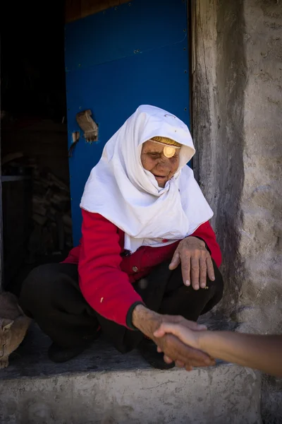 Très vieux patrimoine traditionnel portant femme posant avec chat — Photo