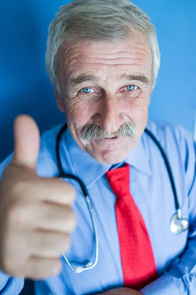 Retrato de un médico senior —  Fotos de Stock