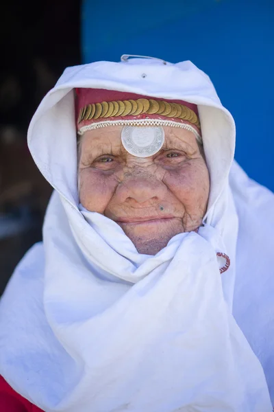 Herança tradicional muito antiga vestindo mulher posando — Fotografia de Stock