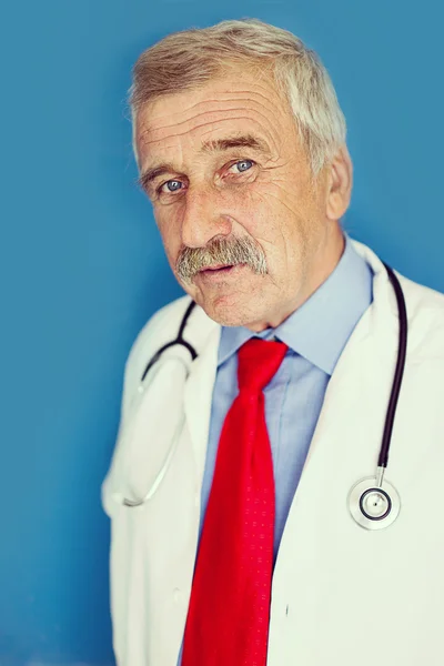 Retrato de un médico senior — Foto de Stock