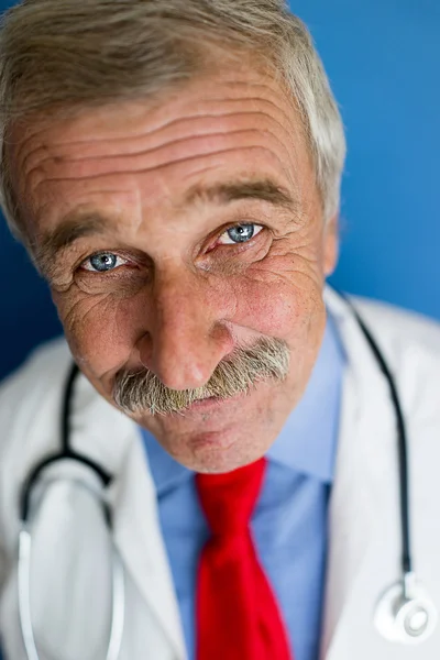 Retrato de un médico senior —  Fotos de Stock