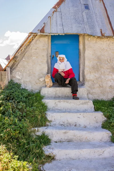 Velmi stará tradiční dědictví nosí žena pózuje — Stock fotografie