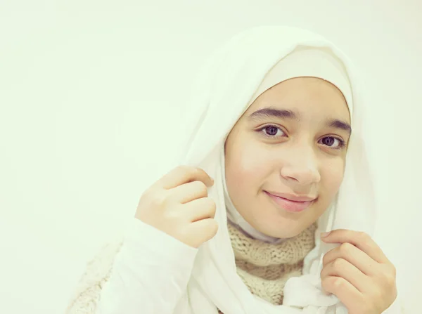 Retrato de bela menina árabe com hijab — Fotografia de Stock