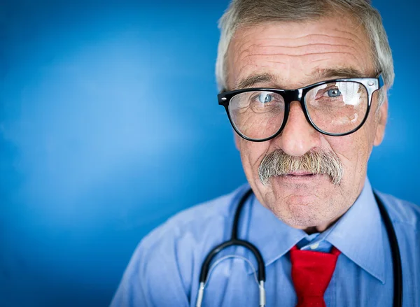 Retrato de un médico senior —  Fotos de Stock