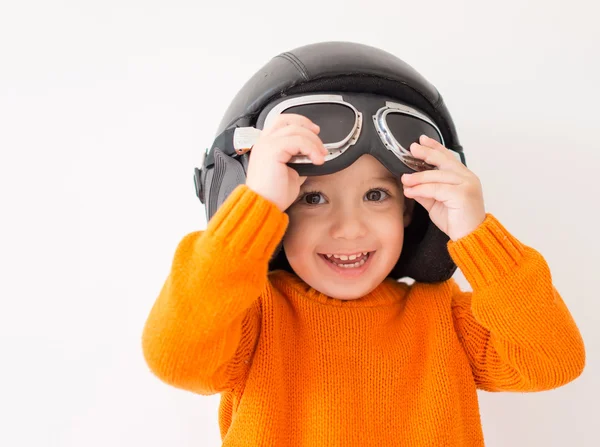 Pequeno garoto bonito com chapéu piloto — Fotografia de Stock