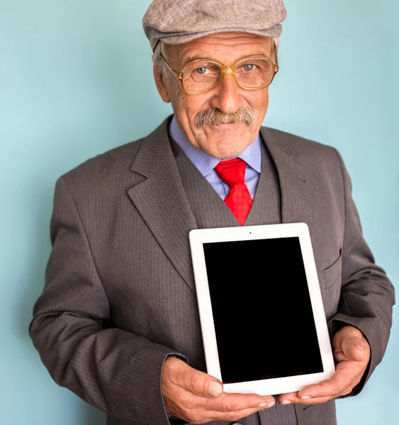 Portret mężczyzny starsze uśmiechający się i pewnie — Zdjęcie stockowe