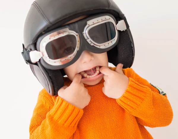 Pequeno garoto bonito com chapéu piloto — Fotografia de Stock