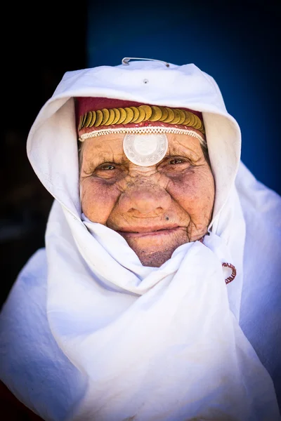 Bardzo stare kobiety noszenia tradycyjnego dziedzictwa pozowanie — Zdjęcie stockowe