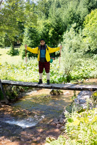 Joven excursionista con mochila y botas Fotos de stock