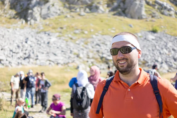 Ung vandrare med ryggsäck och solglasögon Royaltyfria Stockfoton