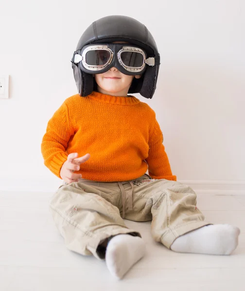 Niño pequeño con sombrero piloto Imagen De Stock