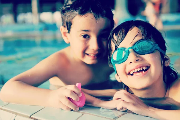 プールでのスイミングを楽しむ子供達 ロイヤリティフリーのストック写真