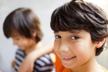 pug puppy slapenİki kardeş portre