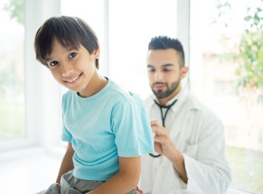 Doktor bir çocuk Hastanesi incelenmesi