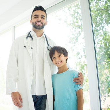 Doktor bir çocuk Hastanesi incelenmesi