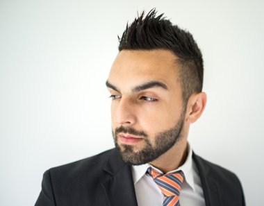 Yakışıklı genç adam.