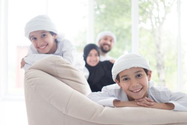 Mutlu Arapça aile eğleniyor