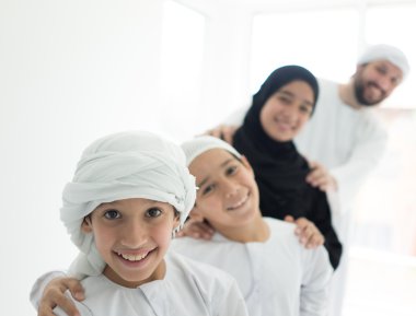 Mutlu Arapça aile eğleniyor