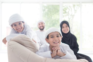 Mutlu Arapça aile eğleniyor