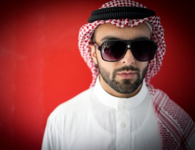 Arapça genç işadamı poz