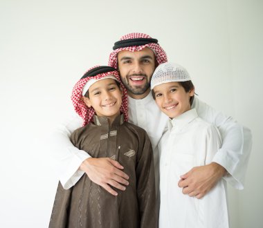 Arapça genç baba çocukları ile poz