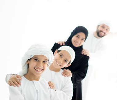 Mutlu Arapça aile eğleniyor