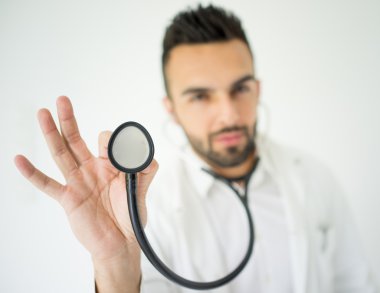 yakışıklı genç bir doktor