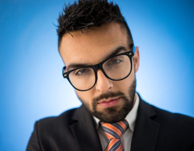 genç yakışıklı işadamı