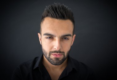 Yakışıklı genç adam.