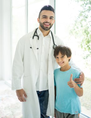 Doktor bir çocuk Hastanesi incelenmesi