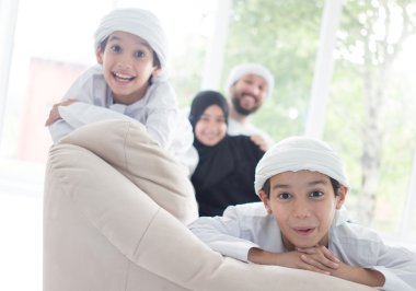 Mutlu Arapça aile eğleniyor