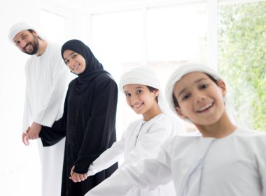 Mutlu Arapça aile eğleniyor