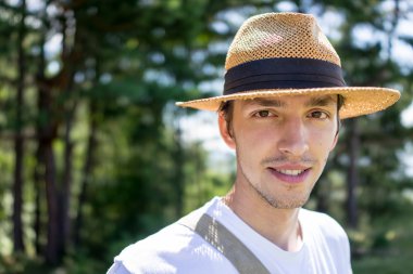 Genç adam doğal parkında zevk