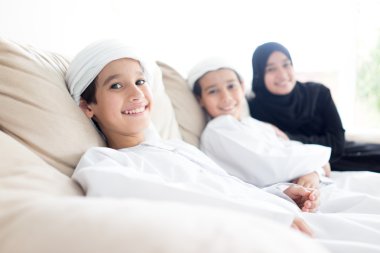 Mutlu Arapça aile eğleniyor