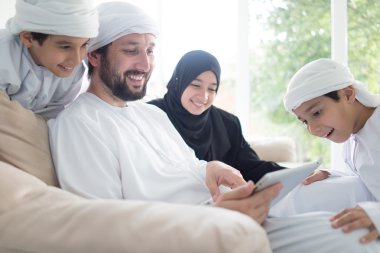 Mutlu Arapça aile eğleniyor